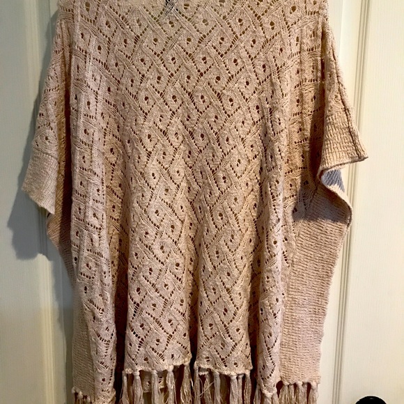 Knit poncho with fringe - Picture 4 of 4